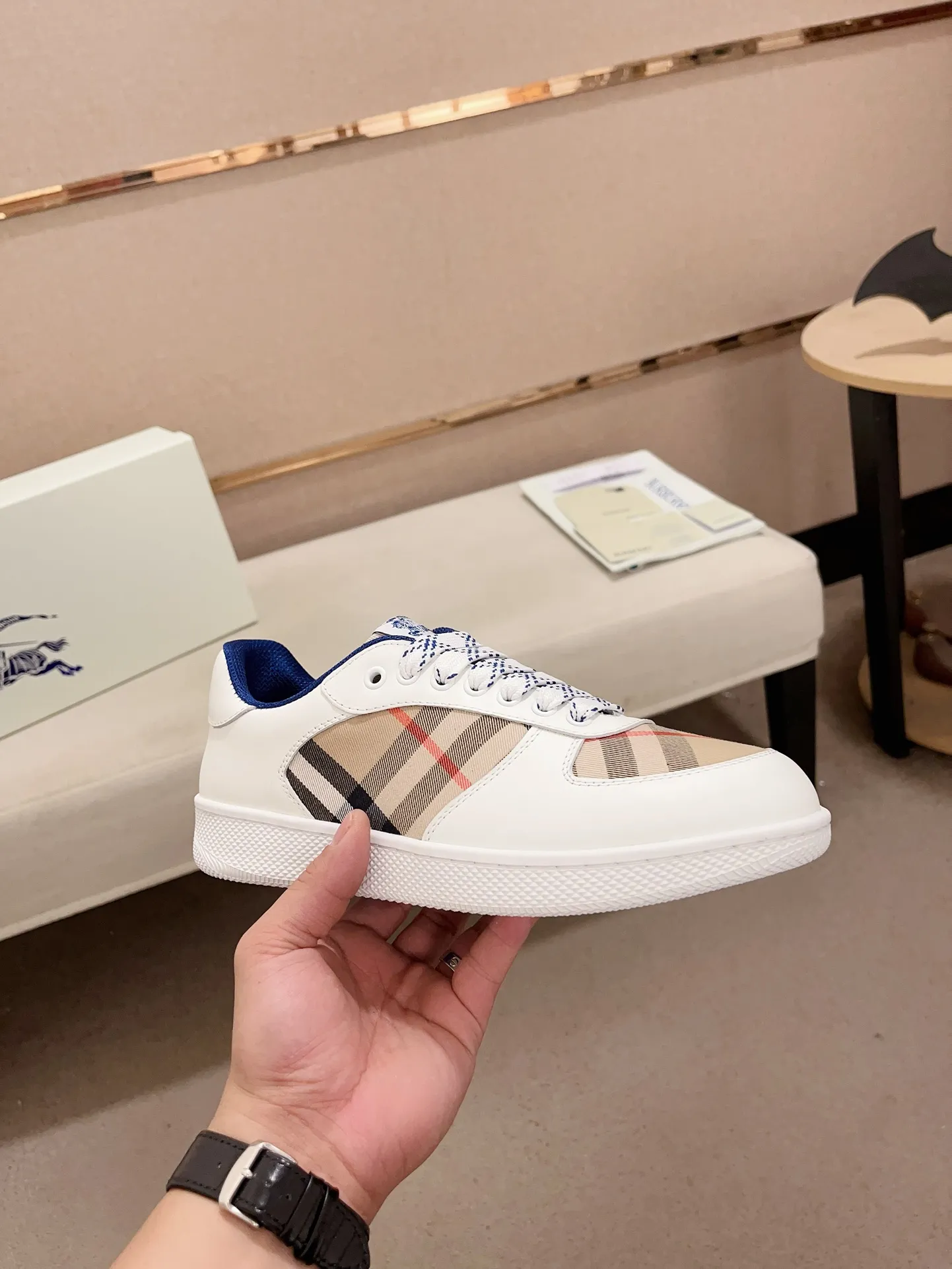 Men's shoes💰: 620💰Top version🥳◾️▫️The new Burberry men's classic low-top sneakers are reinterpreted with Vintage retro plaid cotton material and calfskin, decorated with a new brand logo. First-layer cowhide lining, embossed Burberry logo on the heel, and original TPU outsole! Code number: 38-45. Women's sizes and 46 can be customized.